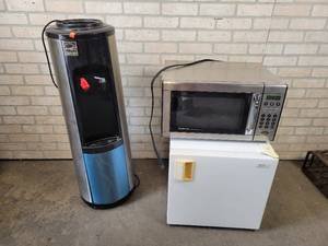 lot 914 image: Emerson Microwave, Dorm refrigerator and Water Cooler - NO SHIPPING