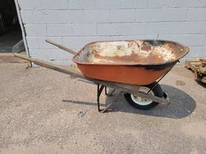 lot 918 image: Pneumatic Tire Wheelbarrow - NO SHIPPING