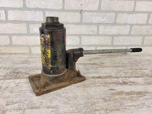 lot 940 image: 8-Ton Bottle jack - Tested and Works - NO SHIPPING