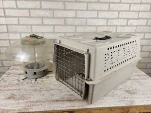lot 958 image: Pet taxi Kennel and Bird Feeder - NO SHIPPING