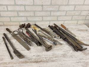 lot 997 image: Large Lot of Assorted Hand Tools - Snips, Ratchet, Bars, Files and More