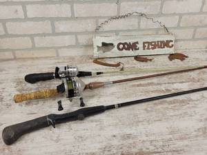 lot 1039 image: Spincast Reels and Rods  Cabin Dcor - NO SHIPPING