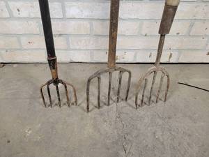 lot 1050 image: (3) Fishing Spears - NO SHIPPING