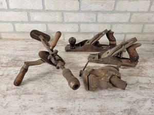 lot 375 image: Antique Tools - (2) Hand Planes, Hand Drill and 2.5 Bench Vise