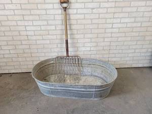lot 462 image: Vintage Galvanized Washtub and Silage Fork - NO SHIPPING