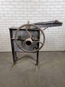 lot 465 image: Antique Corn Sheller - NO SHIPPING