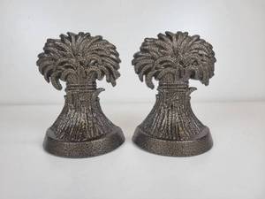 lot 91 image: Pair of Dotson Iron Casting Wheat Bookends