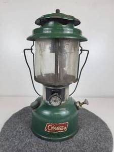 lot 98 image: Vintage 1977 Coleman Lantern - Model 220J