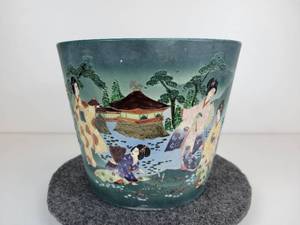 lot 104 image: Vintage Geisha Pottery Planter