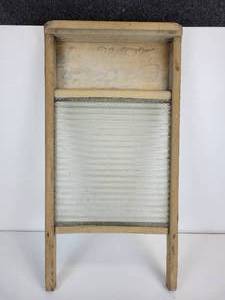 lot 110 image: Glass National Washboard Co. - No. 862 - White Hen