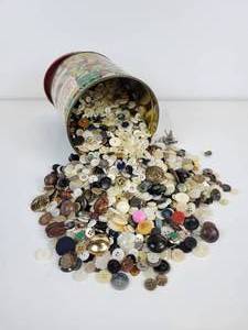 lot 150 image: Large lot of 3 Pounds of Vintage Buttons