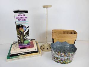 lot 211 image: Lot of Home Dcor and Collectible Reference Books - Norman Rockwell, Glassware, and More