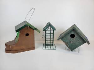 lot 220 image: Lot of Bird Houses and Bird Feeder