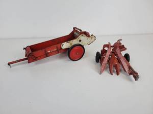 lot 231 image: TruScale Manure Spreader and Red Die Cast Corn Binder