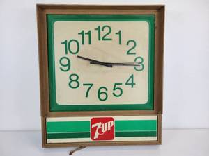lot 265 image: Vintage Lighted 7UP Clock by Everbright Electric