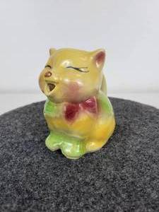 lot 416 image: Vintage Kitten Shawnee Cream Pitcher