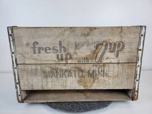 lot 426 image: Vintage Fresh Up with 7UP Crate - Mankato, MN