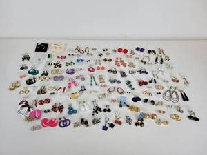 lot 509 image: Lot of Costume Jewelry - Oodles and Oodles of Earrings