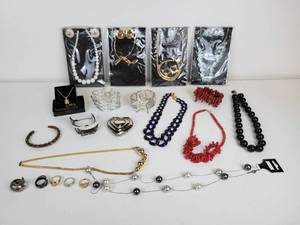 lot 510 image: Lot of Costume Jewelry - Necklaces, Bracelets, Rings