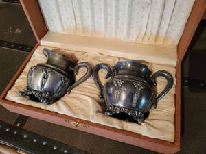 lot 389 image: Antique The Middletown Plate Co. Silver Plated Cream and Sugar Set