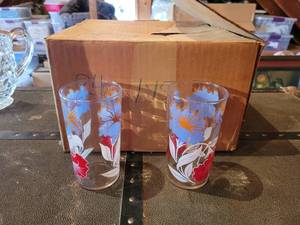 lot 396 image: (12) 1940s Red, White & Blue Flower Tumbler Glasses - NO SHIPPING