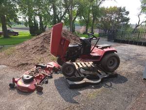 lot 20 image: TORO Wheelhorse Lawn Tractor For Parts - NO SHIPPING