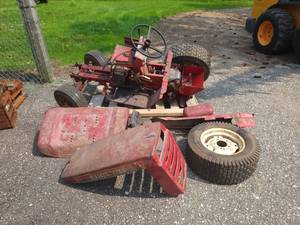 lot 19 image: Vintage Wheelhorse Bronco 14 Automatic Lawn Tractor for Parts - NO SHIPPING