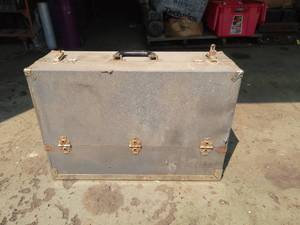 lot 104 image: Vintage Super 600 Vacuum Tube Caddy Suitcase - NO SHIPPING