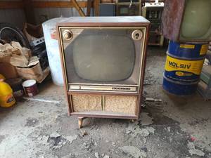 lot 113 image: Vintage ZENITH Television - Unknown Condition - NO SHIPPING