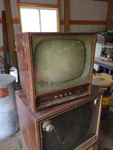 lot 114 image: Vintage MAGNAVOX Television - Unknown Condition - NO SHIPPING