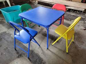 lot 138 image: Childrens Folding Table and Folding Chairs - NO SHIPPING