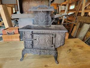 lot 176 image: Small Decorative Cast Iron Stove - Nearly Complete NO SHIPPING