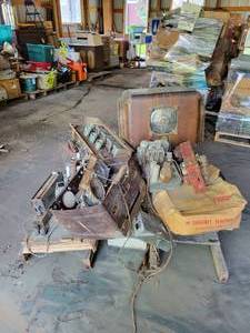 lot 206 image: PALLET LOT of Antique Radios, Parts, Tubes, and Chassis