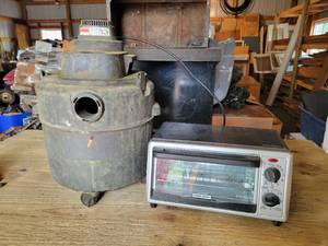 lot 225 image: Shop Vac (Needs Cord Repaired) and Toaster Oven - NO SHIPPING