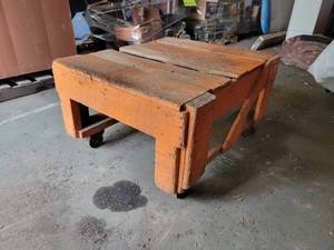 lot 229 image: Rolling Raised Work Platform - NO SHIPPING