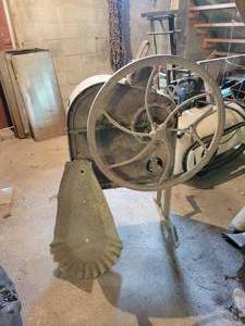 lot 277 image: Antique International Harvester Corn Sheller - Moves Freely - NO SHIPPING