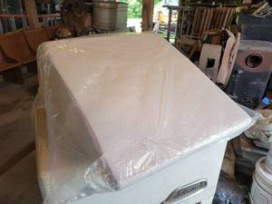 lot 299 image: Wedge Pillow - NO SHIPPING