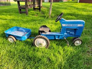 lot 4 image: FORD 8000 Cast Aluminum Pedal Tractor w Trailer - ERTL Model F-68