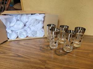 lot 323 image: (10) Dorothy Thorpe Mid-Century Modern Silver Band  Polka-Dot Highball Glasses