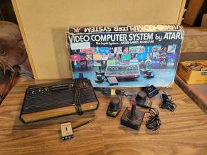 lot 324 image: Vintage Original Atari 2600 Game System with Joystick, (2) paddles and Cables and Original Box
