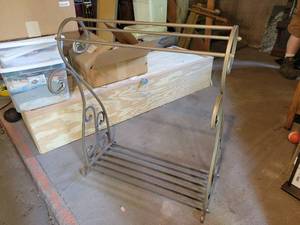 lot 345 image: Metal Quilt Rack - NO SHIPPING
