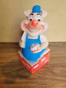 lot 347 image: Vintage Plastic Bricklayer Pig of the 3 Little Pigs Piggy Bank - Made in St. Cloud, MN
