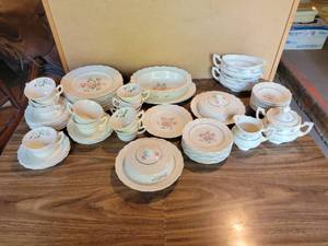 lot 366 image: Beautiful Mount Clemens Pottery MTC31 Dishes Set - NO SHIPPING