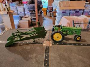 lot 384 image: Vintage John Deere Tractor with Loader