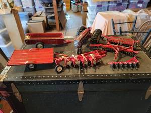 lot 441 image: Vintage ERTL and Tru Scale Farm Implements and Tractor