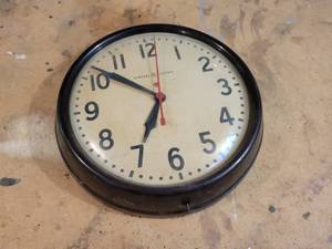 lot 464 image: Vintage GE Wall Clock with Glass Lens - NO SHIPPING