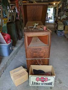 lot 8 image: Antique Vionola Victrola Record Player with Records and Extra Parts- The Davenport Phonograph Co. Davenport, IA - NO SHIPPING