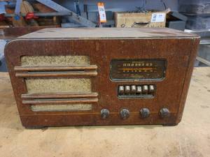 lot 1007 image: Antique Wards Airline Radio - Model No. 04BR-720A - Untested