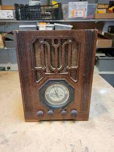 lot 1009 image: Antique AETNA Radio - Model No. 30A67W