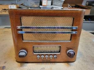 lot 1011 image: Antique RCA Victor Radio - Model No. 96T4 - Untested